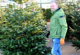 Ernst-mit-Weihnachtsbaum.JPG